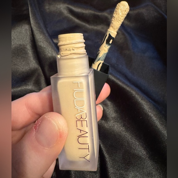 Huda Beauty Faux Filter Concealer - Picture 3 of 6